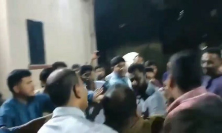 শেকৃবিতে প্রশাসনের উপস্থিতিতে ছাত্রদলের দুই গ্রুপের হাতাহাতি, বিস্ফোরণ