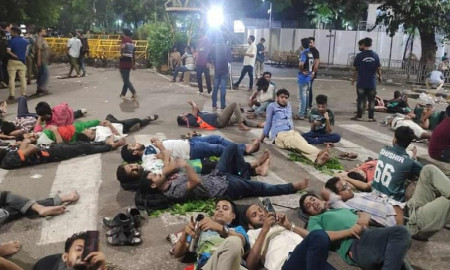 রাস্তায়ই রাত কাটালেন জবির শিক্ষক-শিক্ষার্থীরা