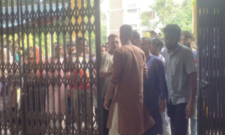 শিক্ষক হাফিজ ইস্যুতে উত্তাল ইবি: অবরুদ্ধ কোষাধ্যক্ষ, ছাত্র উপদেষ্টা ও প্রক্টর 