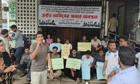 ঢাবি প্রক্টর অফিসের সামনে অবস্থান ‘সন্ত্রাসবিরোধী শিক্ষার্থীবৃন্দের’