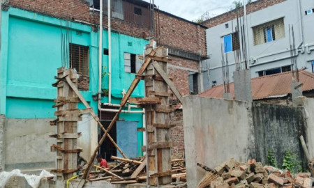 আরও ৫০ হাজার না দিলে বাড়ি বানাতে দেবেন না বিএনপি নেতাকর্মীরা, থানায় গৃহবধূ