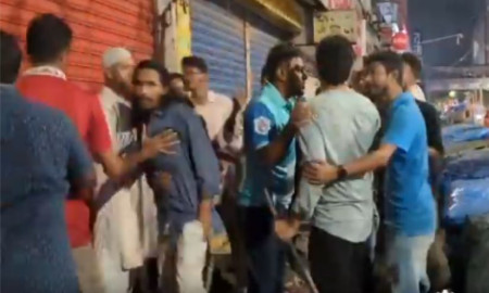 চাঁদনী চক মার্কেটে ঢাবি ছাত্রীকে হেনস্তার প্রতিবাদ, মারধরের শিকার দুই শিক্ষার্থী