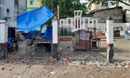 শহীদ মিনারে সীমানা প্রাচীর ভাঙচুর, স্থানীয়দের ক্ষোভ 