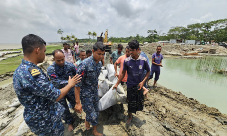 ভোলায় ভেঙে যাওয়া বাঁধ মেরামতে বাংলাদেশ নৌবাহিনী