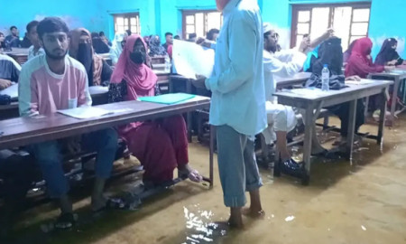 পানিতে বসে জাতীয় বিশ্ববিদ্যালয়ের ভর্তি পরীক্ষা দিলেন শিক্ষার্থীরা