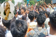 উত্তেজিত ছাত্র-জনতা ও বৃত্তে ওই শিক্ষক