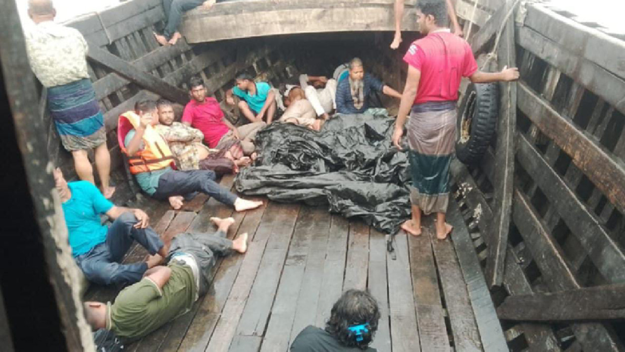 ট্রলার থেকে উদ্ধার হওয়া যাত্রীরা