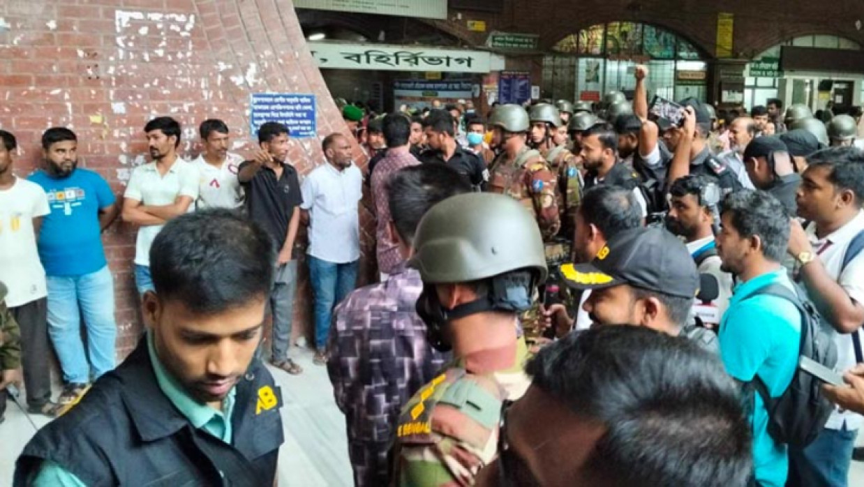 অভিযানে বেশ কয়েকজন দালালকে আটক করা হয়েছে