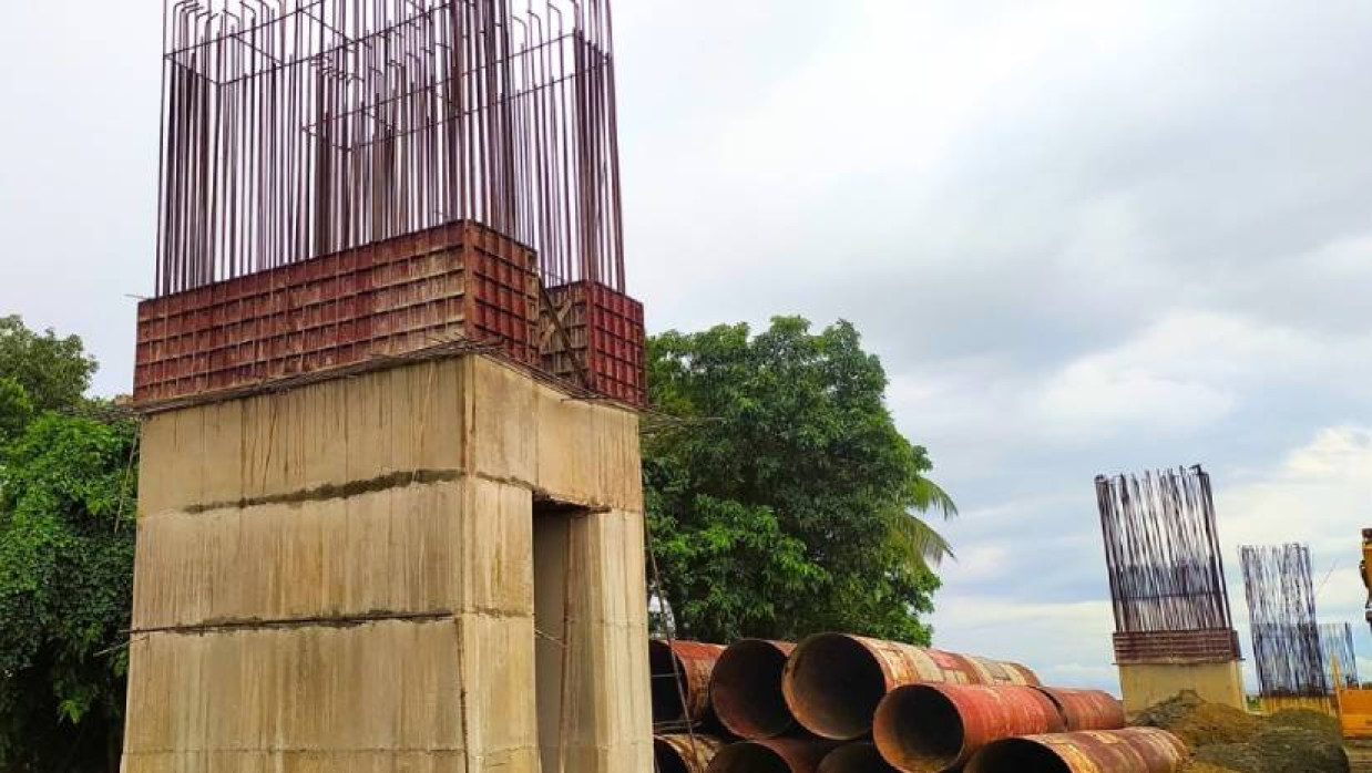 নির্মাণাধীন সেতুর পিলার