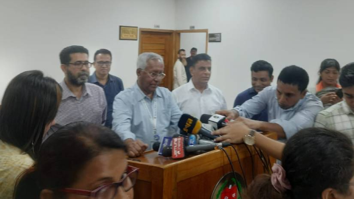 নির্বাচন ভবনে ব্রিফিং করেন ইসি সচিব মো. আখতার আহমেদ