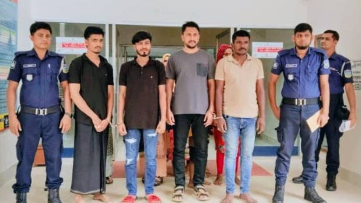 পুলিশের হেফাজতে গ্রেপ্তার কয়েকজন