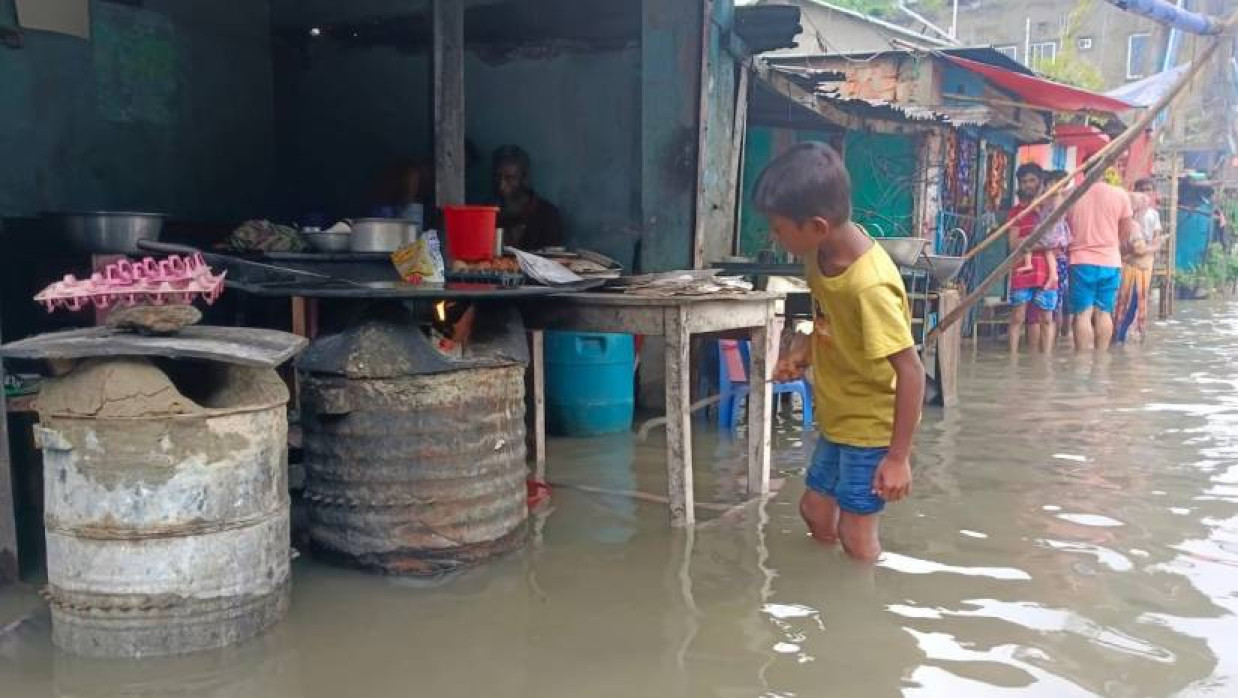 জলাবদ্ধতায় দুর্ভোগে পড়েছেন নগরবাসী