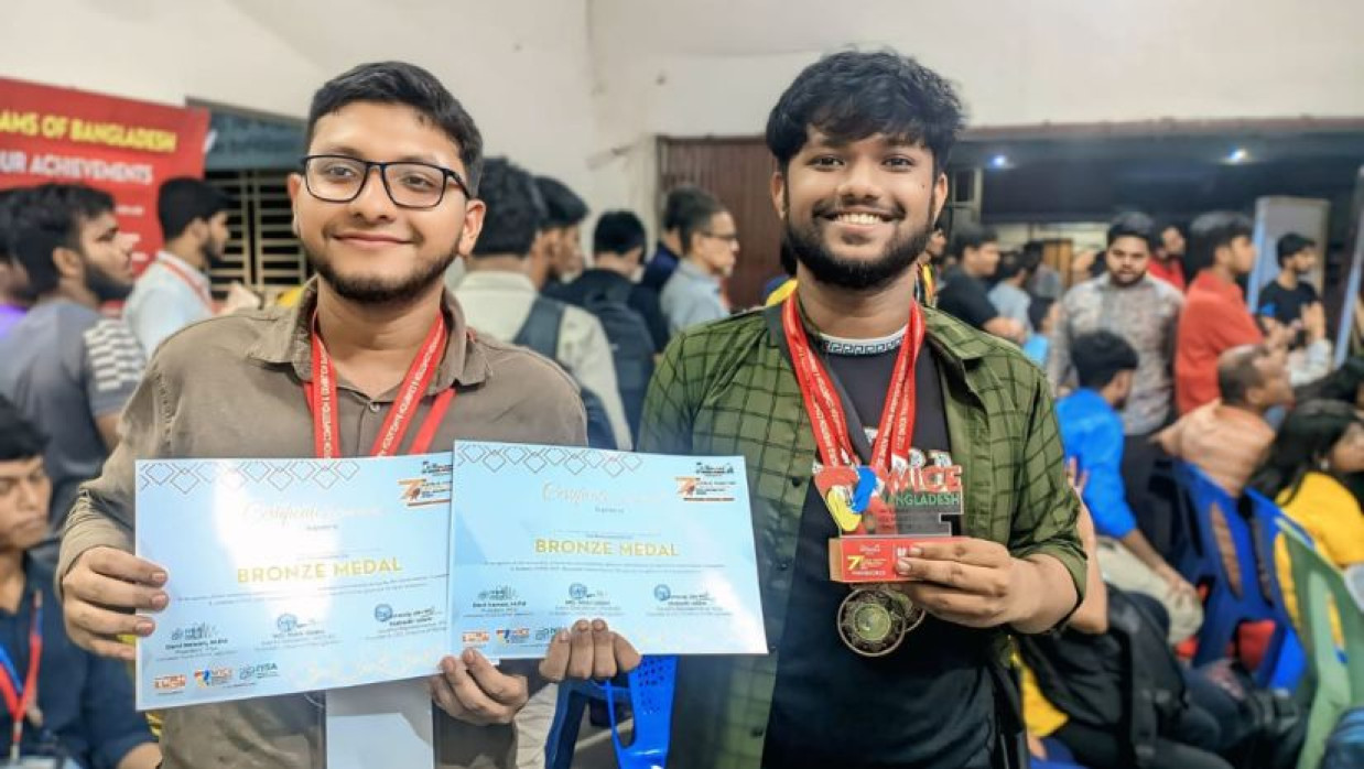 বিশ্ব উদ্ভাবন প্রতিযোগিতায় ব্রোঞ্জ পদক অর্জনকারী দলের সদস্যরা