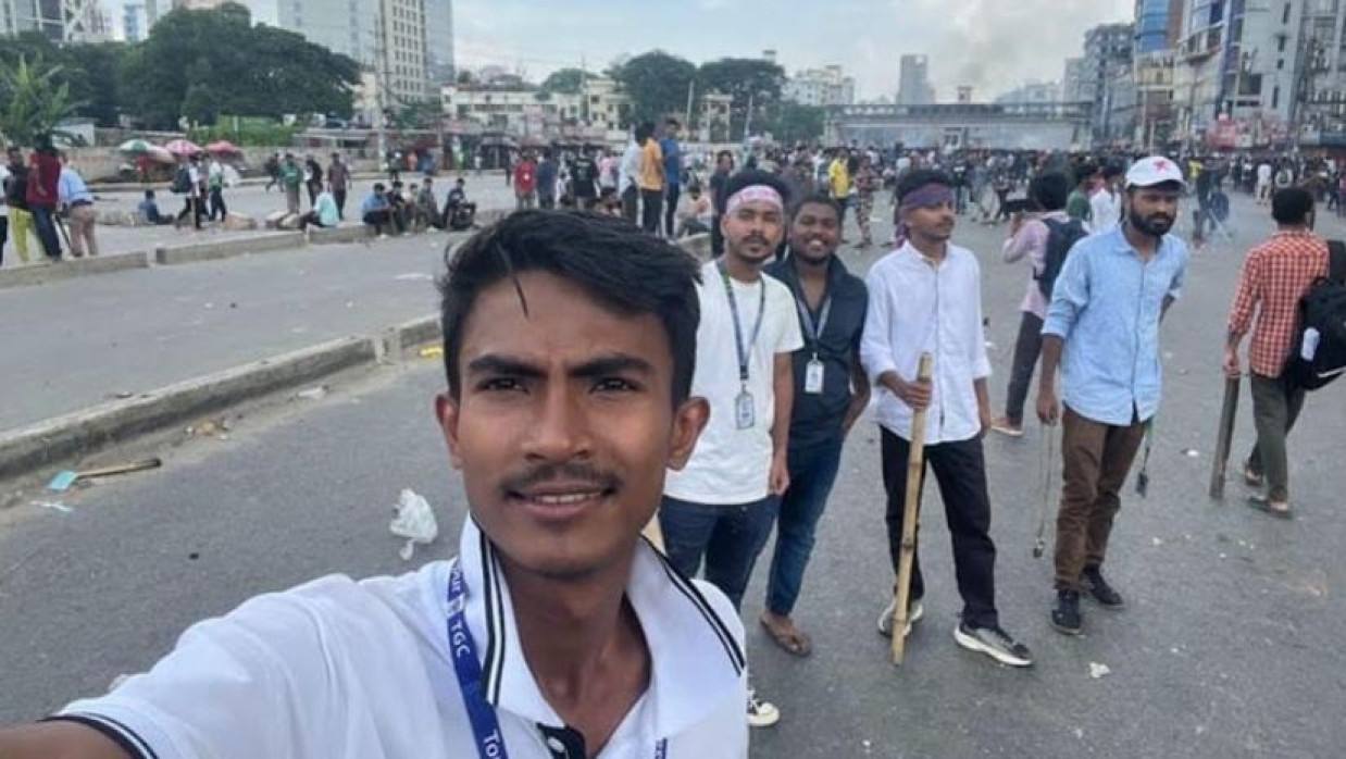 জুলাই অভ্যূত্থানে শহীদ রিদোয়ান শরীফ রিয়াদ ও তার বন্ধুরা