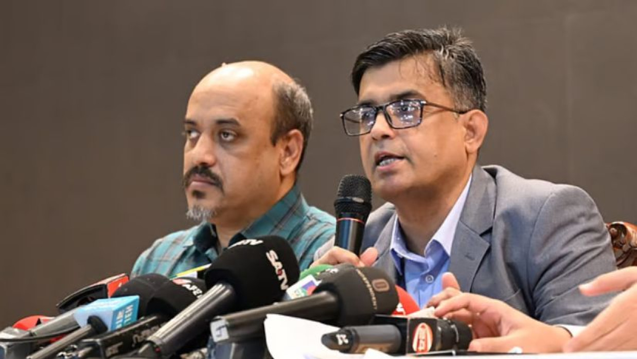 সংবাদ সম্মেলনে প্রধান উপদেষ্টার প্রেস সচিব শফিকুল আলম বক্তব্য রাখছেন