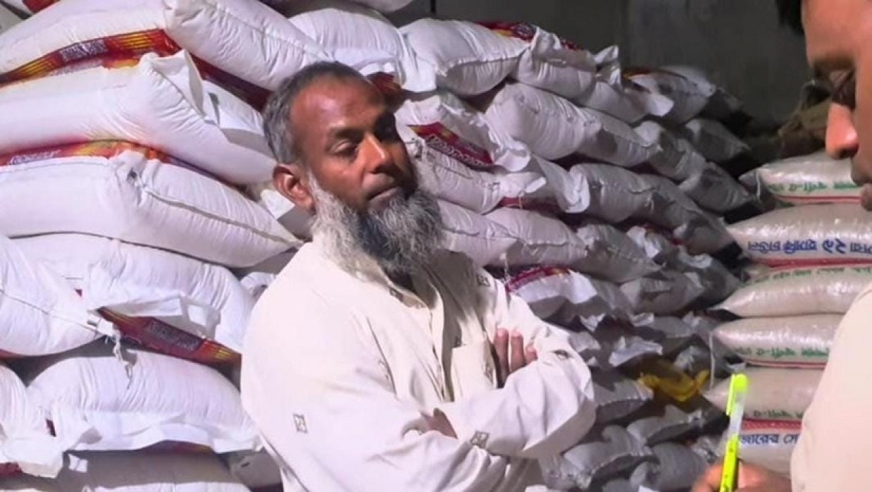 জামালপুরে ব্যবসায়ীর গুদাম থেকে উদ্ধার করা চাল