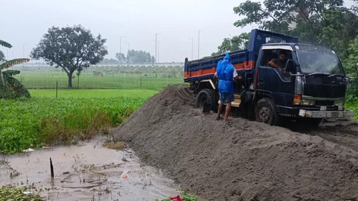 পুকুর ভরাটের চেষ্টা