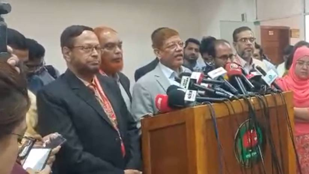 ইসির সঙ্গে বৈঠক শেষে সাংবাদিকদের সঙ্গে কথা বলছেন ড. হামিদুর রহমান আযাদ