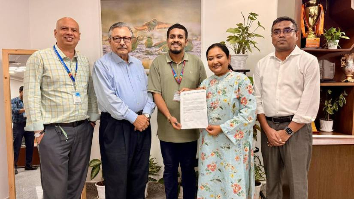 ইরাম আজমাইন মুগ্ধোর হাতে লেটার অফার তুলে দেওয়া হচ্ছে