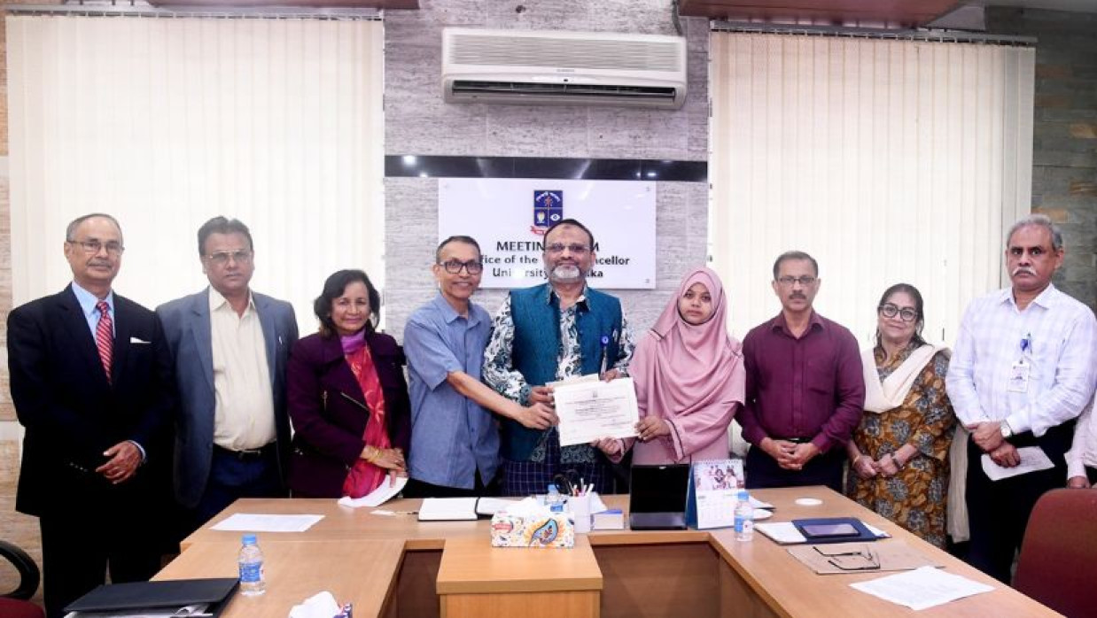 ঢাকা বিশ্ববিদ্যালয়ের উপাচার্য অধ্যাপক ড. নিয়াজ আহমদ খান প্রধান শিক্ষার্থীদের হাতে বৃত্তির চেক তুলে দেন