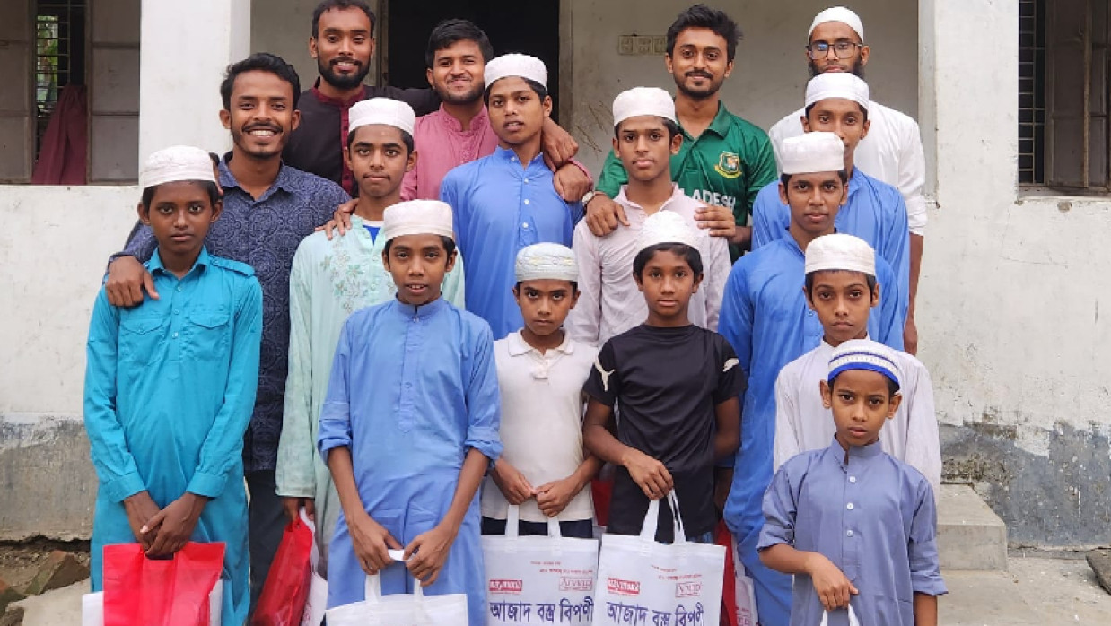 এতিম শিশুদের ঈদ উপহার দিল বৈষম্যবিরোধী ছাত্র আন্দোলন