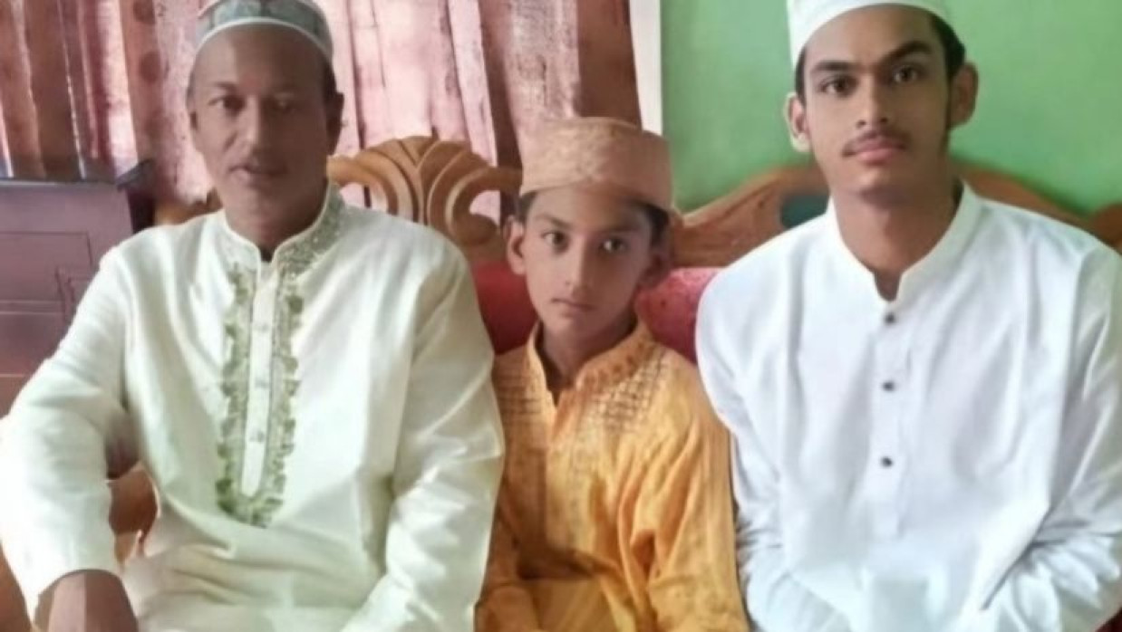 পরিবারের সদস্যদের সাথে মৃত গিয়াস উদ্দিন (বামে)