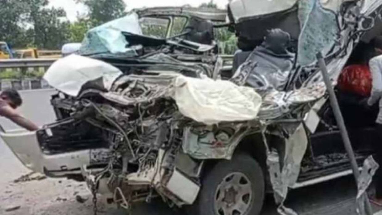 দুর্ঘটনাকবলিত মাইক্রোবাস