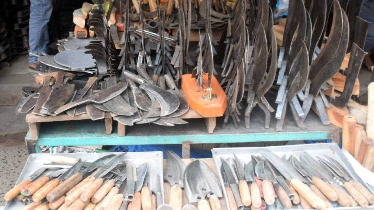 বিক্রির জন্য সাজিয়ে রাখা হয়েছে দা, বঁটি, ছুরি, চাপাতি