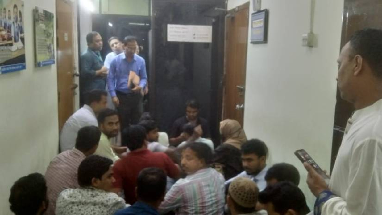 মাউশির ডিজি অফিসের সামনে ‘প্রদর্শক’ পদের ফলাফল-প্রত্যাশীদের অবস্থান