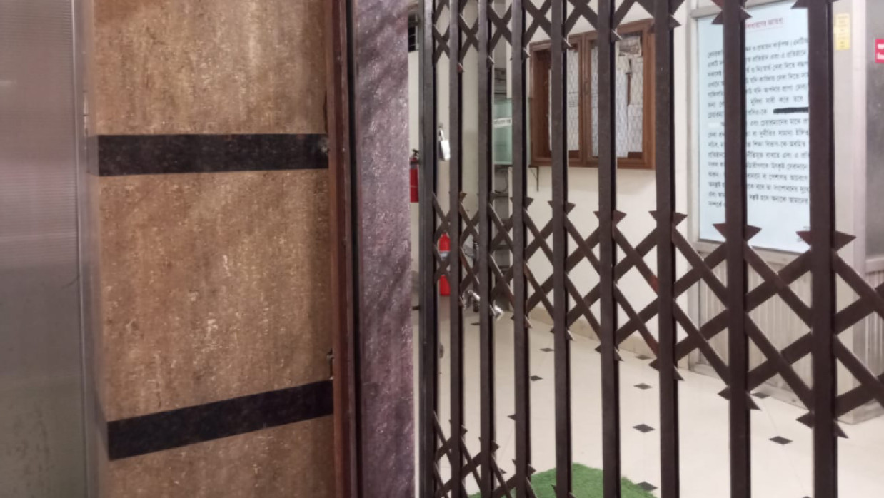 এনটিআরসিএ কার্যালয়ের প্রধান ফটকে তালা