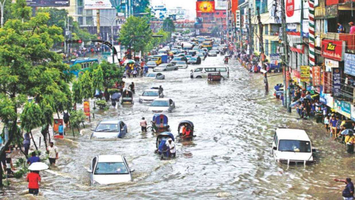 বৃষ্টি হলেই রাজধানীতে সৃষ্টি হয় জলাবদ্ধতা