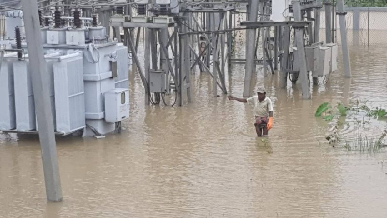 উজানী ঢলে বিদ্যুৎ উপকেন্দ্রে পানি, সরবরাহ বন্ধ 