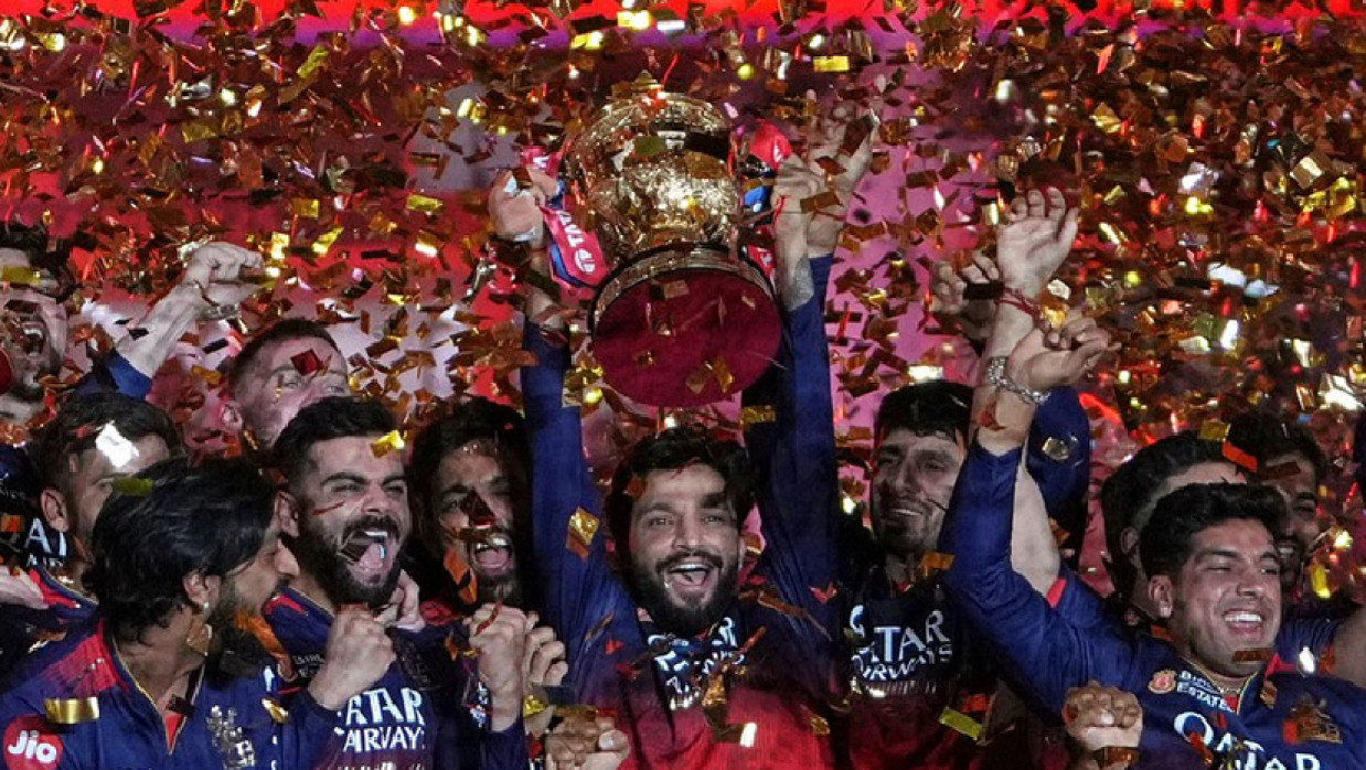 আইপিএল শিরোপার স্বাদ পেল রয়্যাল চ্যালেঞ্জার্স বেঙ্গালুরু