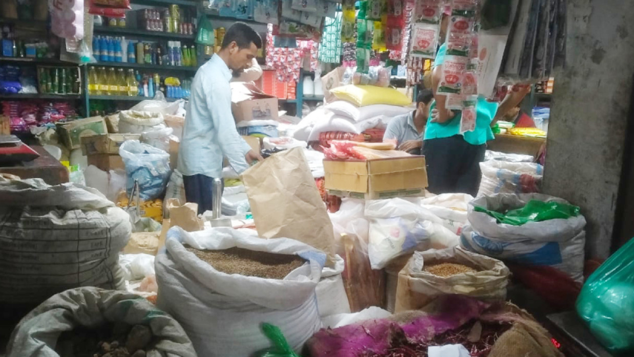 দোকানদাররা মসলা বিক্রিতে ব্যস্ত সময় পার করছেন