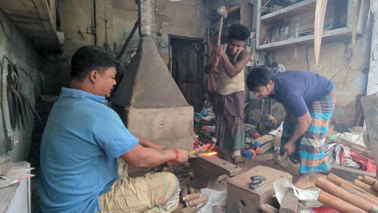 কামারশালায় কাজ করছেন কামারশিল্পীরা