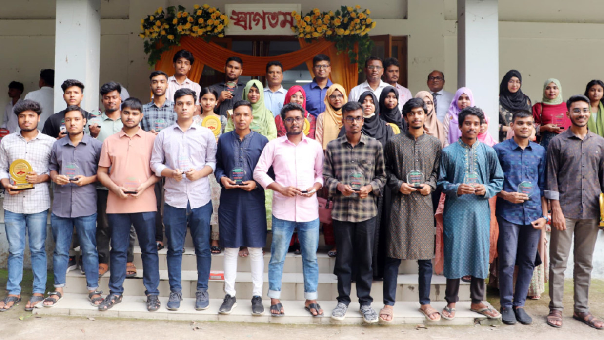 কৃতী শিক্ষার্থীদের সঙ্গে ফটোসেশনে অংশ নেন ইউএনও মুসা নাসের চৌধুরী