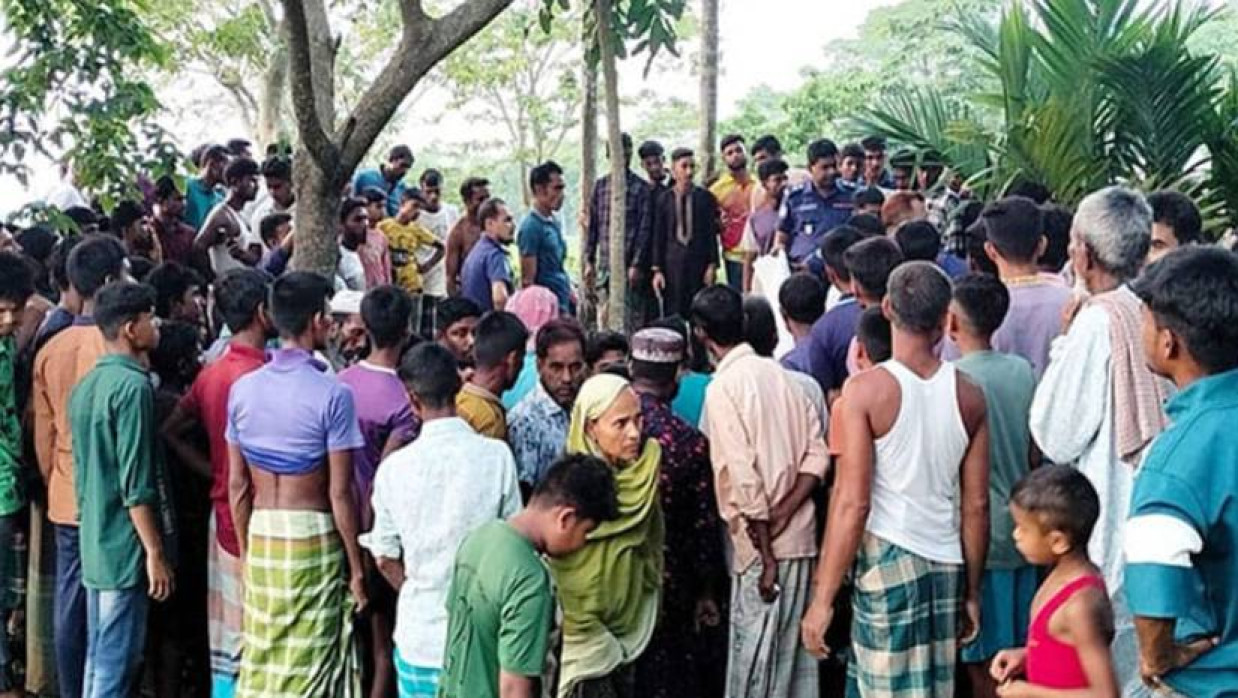 দম্পতির মরদেহ দেখতে স্থানীয় লোকজনের ভিড়