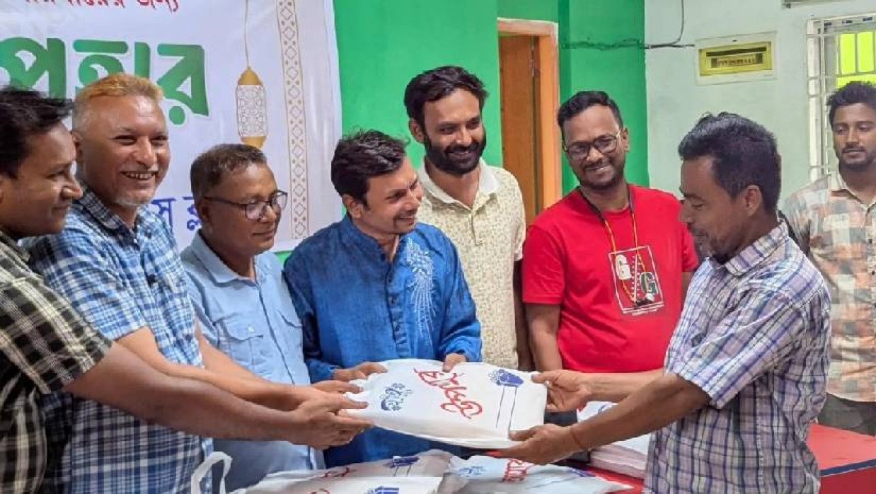 সংবাদপত্র হকারদের মাঝে ঈদ উপহার বিতরণ করছেন সাংবাদিকরা