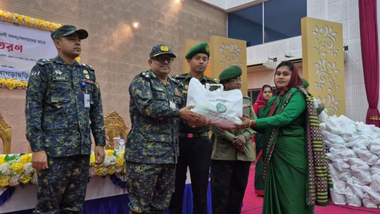 আনসার ও ভিডিপি সদস্যের মাঝে ঈদ উপহার বিতরণ