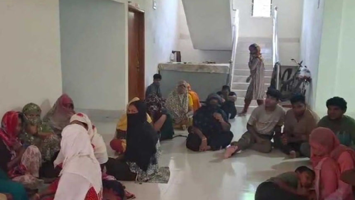 ৩২ বাংলাদেশি