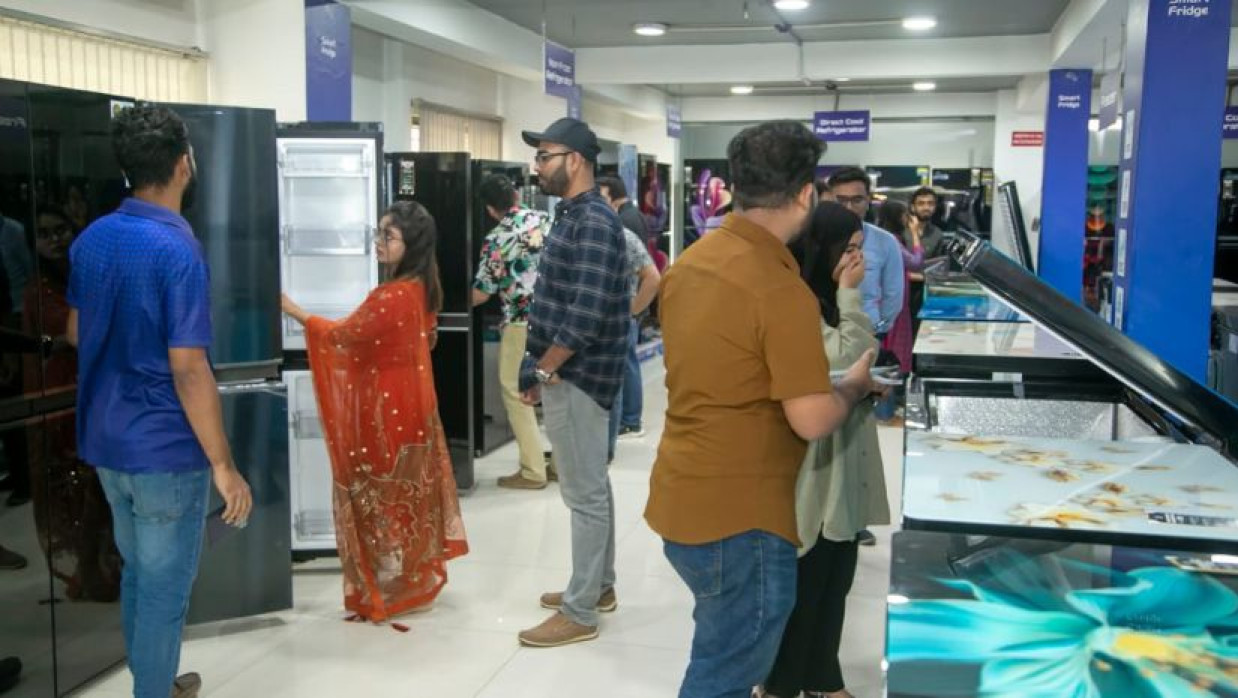 কেনাকাটায় ব্যস্ত ক্রেতারা