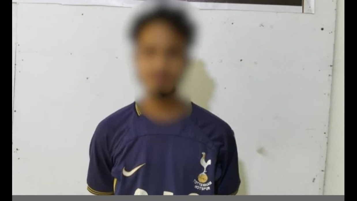 রাজধানীর পলাশী এলাকা থেকে পর্নোগ্রাফি মামলার আসামি জুবায়েরকে (২০) গ্রেপ্তার করেছে র‌্যাব। বুধবার (৪ জুন) বিকাল সাড়ে ৩টার দিকে পলাশীর স্কুলছাত্রীর আপত্তিকর ছবি ও ভিডিও বানিয়ে ফেসবুকে প্রচারের অভিযোগে তাকে গ্রেপ্তার করা হয়।