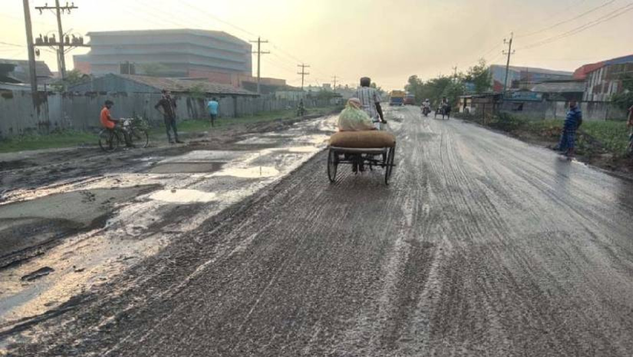 যশোরের অভয়নগর উপজেলার যশোর-খুলনা মহাসড়কের বেহাল অবস্থা
