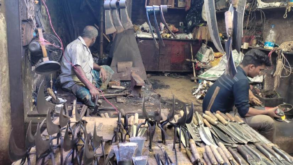 কর্মচাঞ্চল্যে মুখর কামারপল্লি