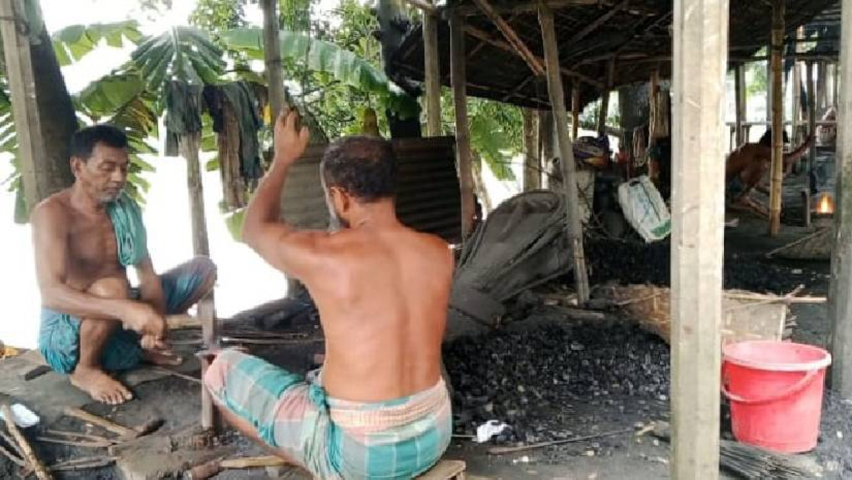 কামারপল্লিগুলোতে বইছে কর্মচাঞ্চল্য