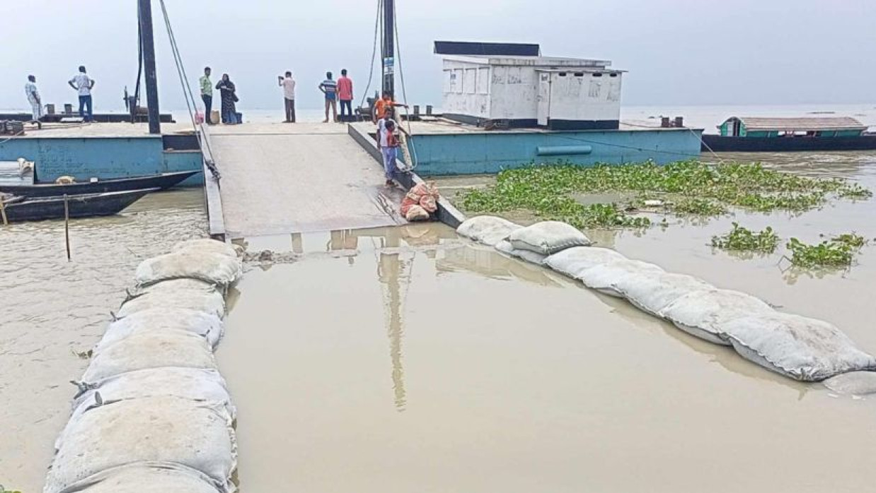 বন্ধ রৌমারী-‌চিলমারী রু‌টে ফে‌রি চলাচল