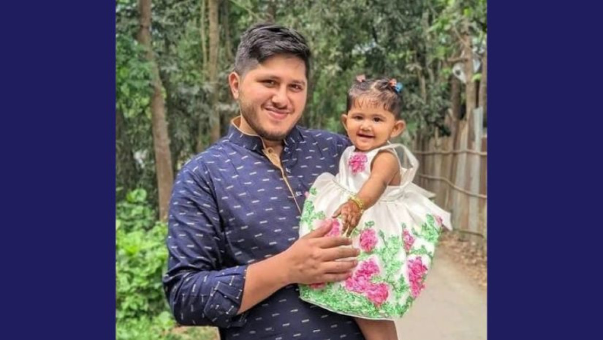 বাবা সাজ্জাদুন নূরের কোলে আয়েশা