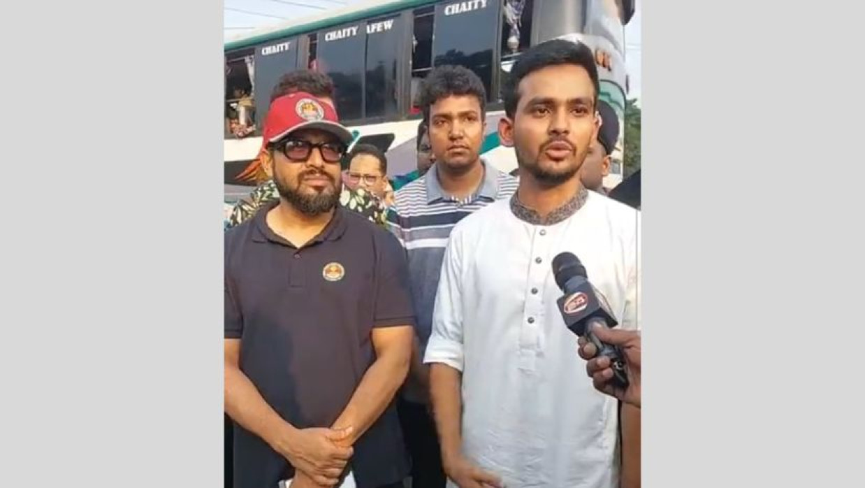 বাস টার্মিনাল পরিদর্শন শেষে কথা বলছেন আসিফ মাহমুদ