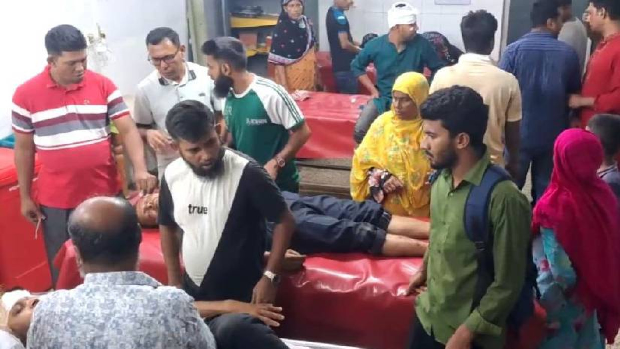 সংঘর্ষে আহতরা হাসপাতালে চিকিৎসা নিচ্ছেন