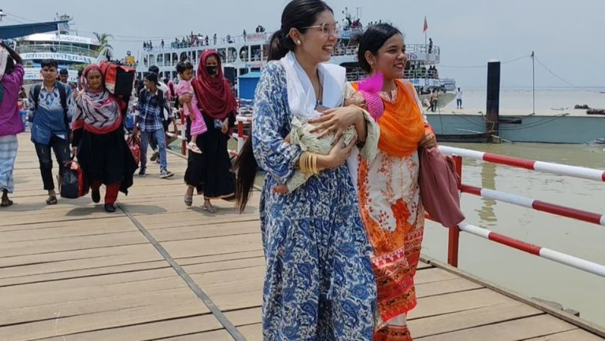 চাঁদপুর লঞ্চঘাটে হাসিমুখে যাত্রীরা